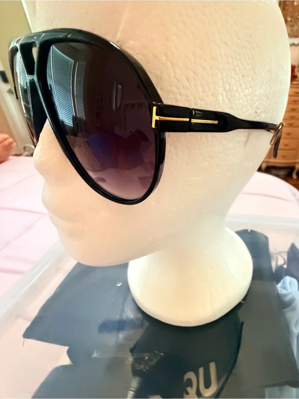 Classic Black Aviator Sunglasses - Fashionable Women's Accessory